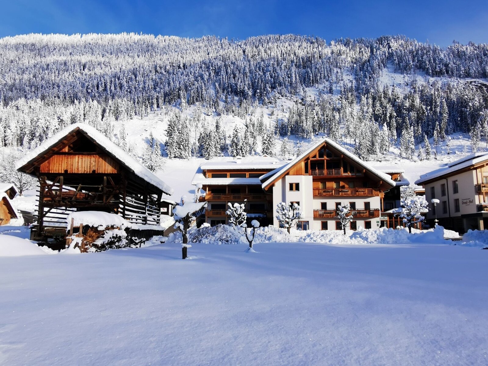 Ferienhof Neusacher Moser v zime pri jazere Weissensee