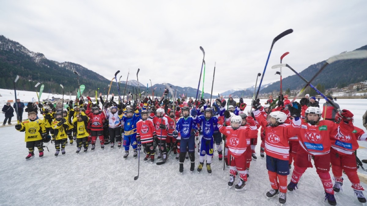 Súboj hráčov počas Pond Hockey Weissensee 2026